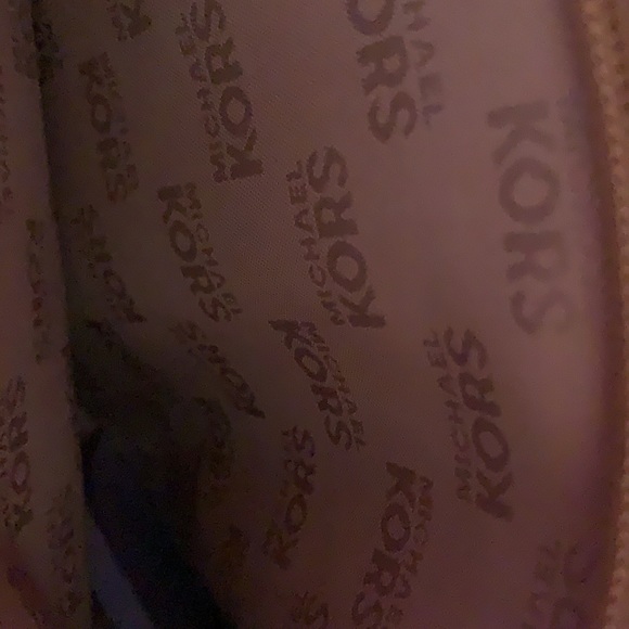 Authentic Michael Kors Leather Crossbody purse - Picture 4 of 11